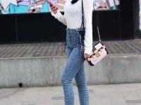 走路看手机小姐姐照片,捕捉行走间的时尚小姐姐