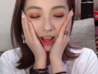 小姐姐在家吸烟,健康隐患不容忽视