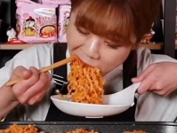 海鲜小姐姐吃火鸡面图片,美味与辣度的完美碰撞